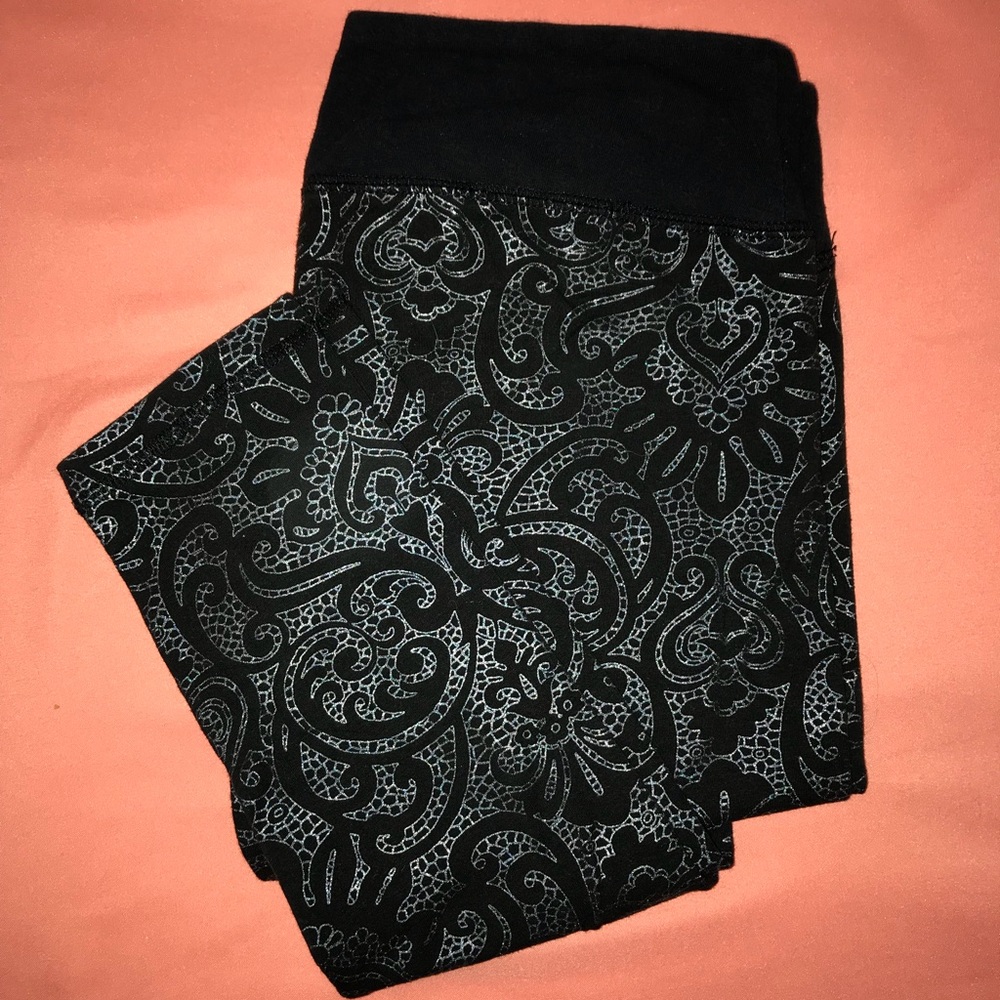 Black Leggings with Iridescent Pattern